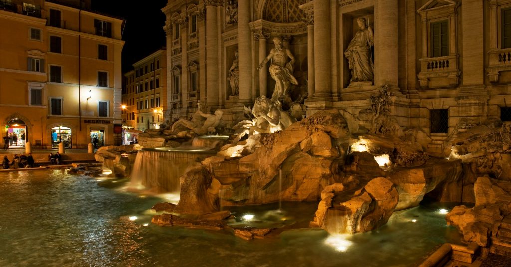 Trevi Fountain por la noche